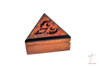 Thuya Wood Boîte triangulaire en thuya motifs creusés 