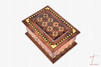 Boîte artisanale en bois de thuya avec motifs jaunes et noirs
