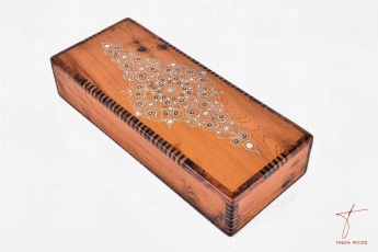 Thuya Wood Boîte rectangulaire marquetée au fil de métal argenté et de la nacre 