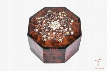 Thuya Wood Boîte octogonale marquetée de nacre et fil d'argent 