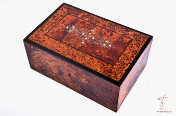 Thuya Wood Boîte en loupe de thuya incrustée au fil de métal et de la nacre 