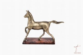 Thuya Wood Sculpture cheval au trot en métal 