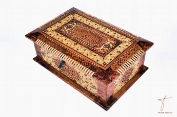 Fantastique boîte à bijoux marocaine incrustée de nacre et d'ébène 