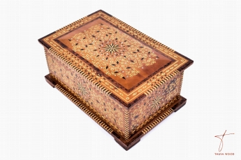 Boîte à bijoux unique en bois de thuya avec compartiments creusés 