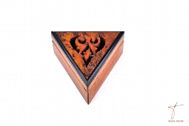 Boîte triangulaire en thuya motifs creusés 