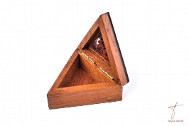 Boîte triangulaire en thuya motifs creusés 