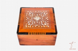 Boîte à bijoux carrée verrouillable en thuya incrustée de fil d'argent et de nacre 