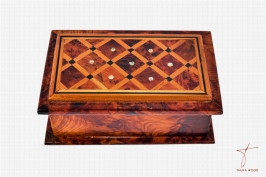 Boîte à bijoux avec motifs carreaux incrustés de nacre en thuya 