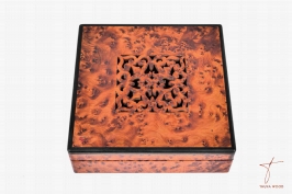 Boîte à bijoux creusée en loupe de thuya avec intérieur compartimenté 