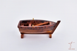 Maquette de bateau de pêche avec motifs naturels en thuya 