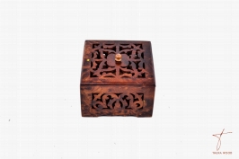 Boîte décorative en thuya avec motifs creusés 